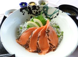 炙りサーモンとしらすの二色丼